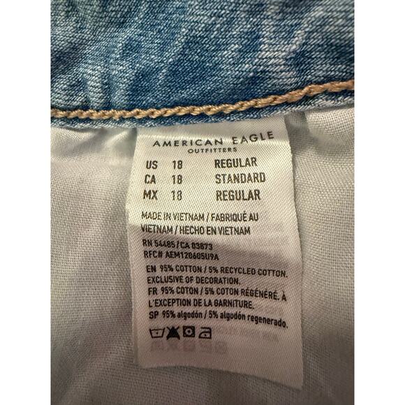 American Eagle “Tomgirl” Distressed Jeans Women’s Size 18 Regular Light Wash - Picture 5 of 6